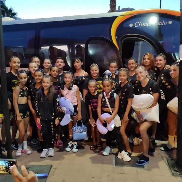 Grupo delante de un bus