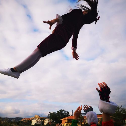 Chica siendo lanzada al aire