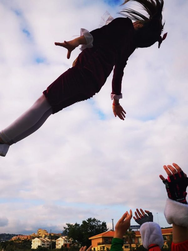 Chica siendo lanzada al aire